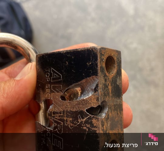 מנעול מתכת פגום עם סימני פריצה